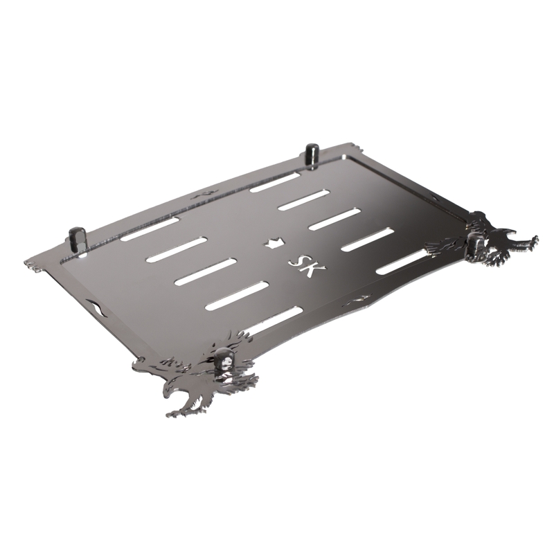 Nerūdijančio plieno trinkelė po SK valstybinio numerio ženklu "Ereliai