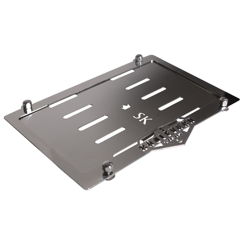 Nerūdijančio plieno trinkelė po SK valstybinio numerio ženklu Boulevard