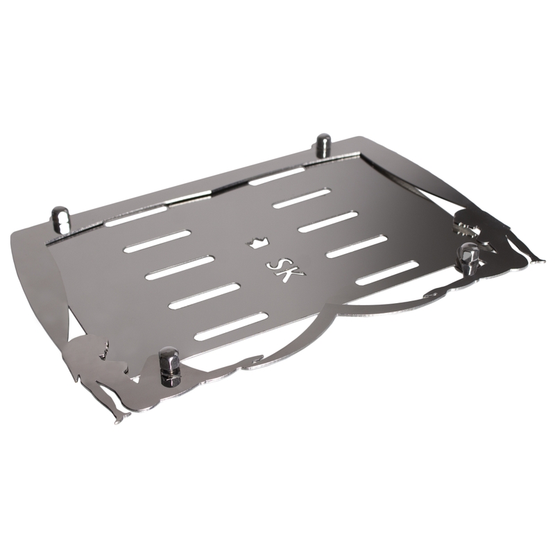 Nerūdijančio plieno trinkelė po SK valstybinio numerio ženklu Paplūdimio patrulis