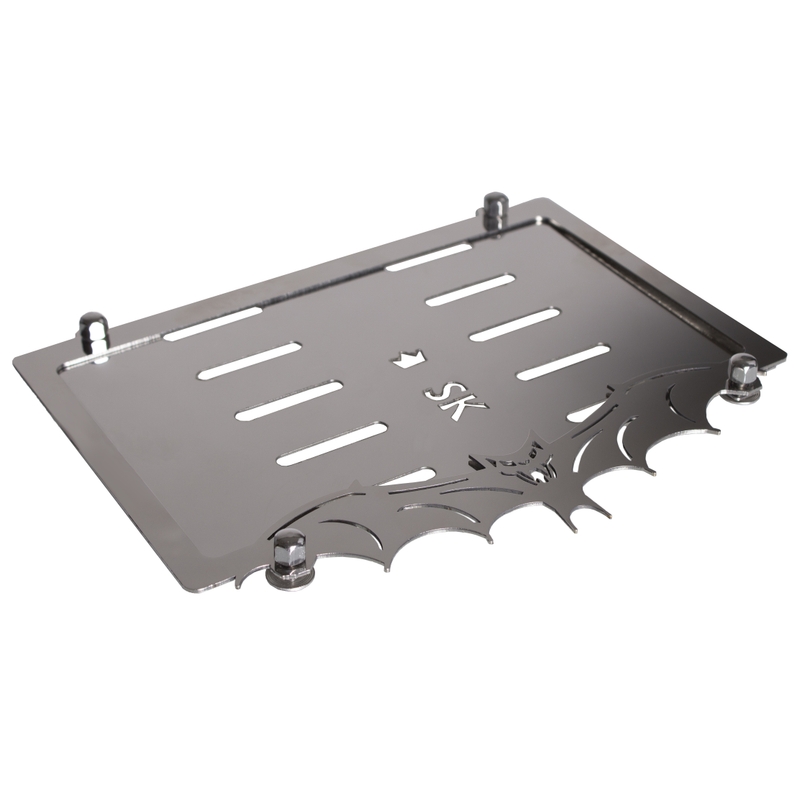 Nerūdijančio plieno trinkelė po SK valstybiniu numeriu Bat