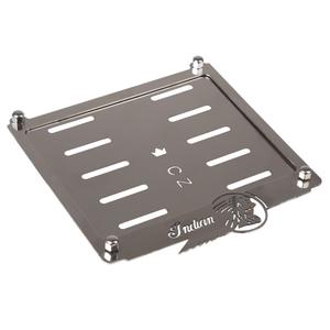 Nerūdijančio plieno trinkelė po CZ valstybinio numerio ženklu Indijos