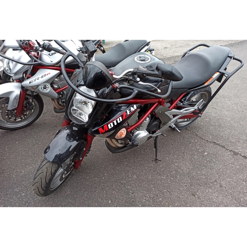 MotoZem logotipo lipdukas baltas