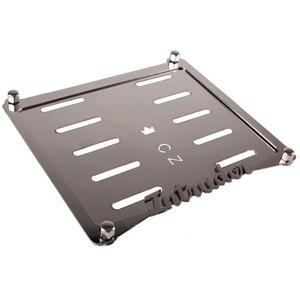 Nerūdijančio plieno trinkelė po CZ valstybinio numerio ženklu Intruder