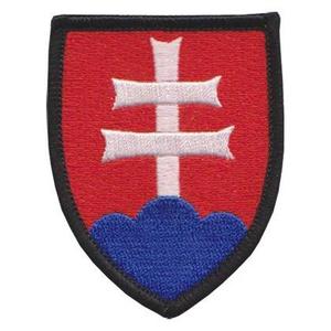 Slovakijos emblema su skiriamuoju ženklu