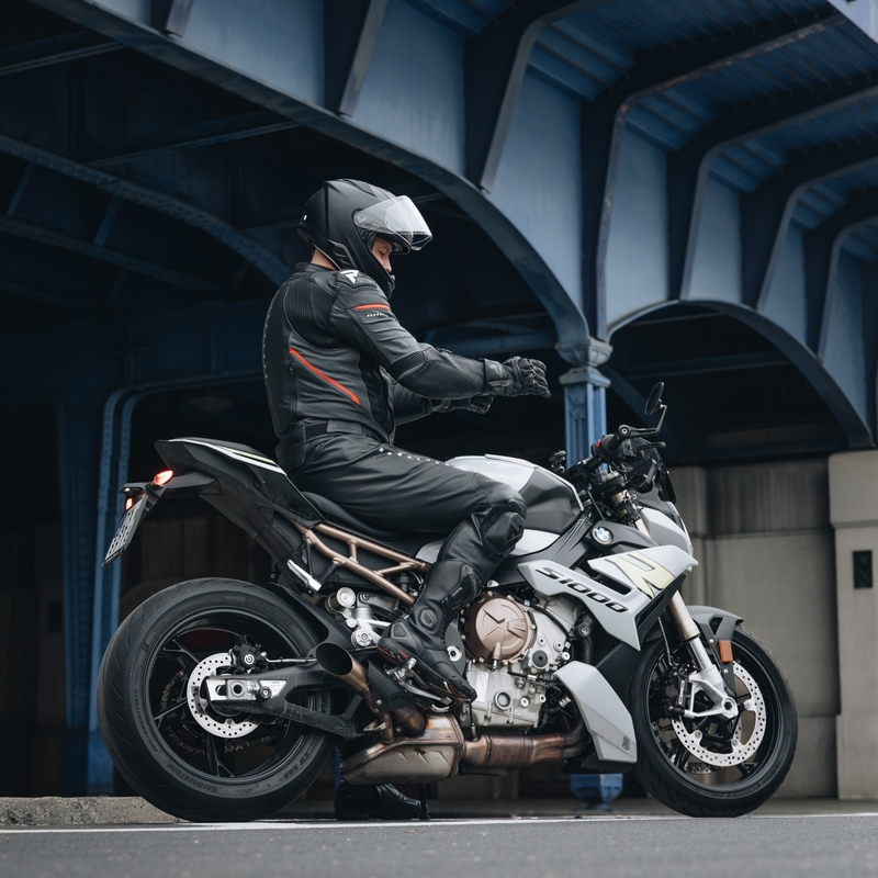 "Rebelhorn Veloce" juoda-fluo raudona odinė motociklininko striukė