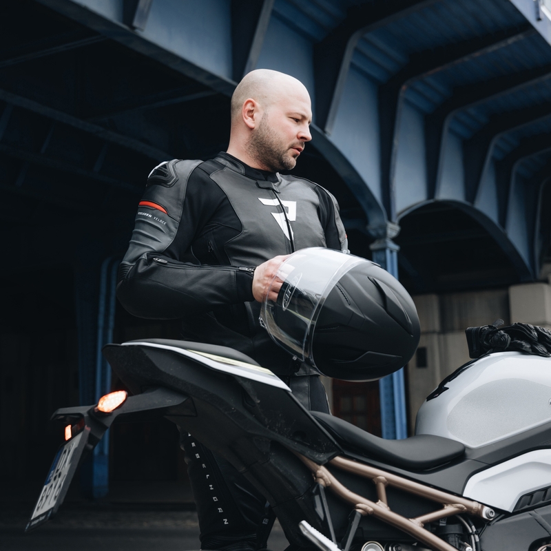 "Rebelhorn Veloce" juoda-fluo raudona odinė motociklininko striukė