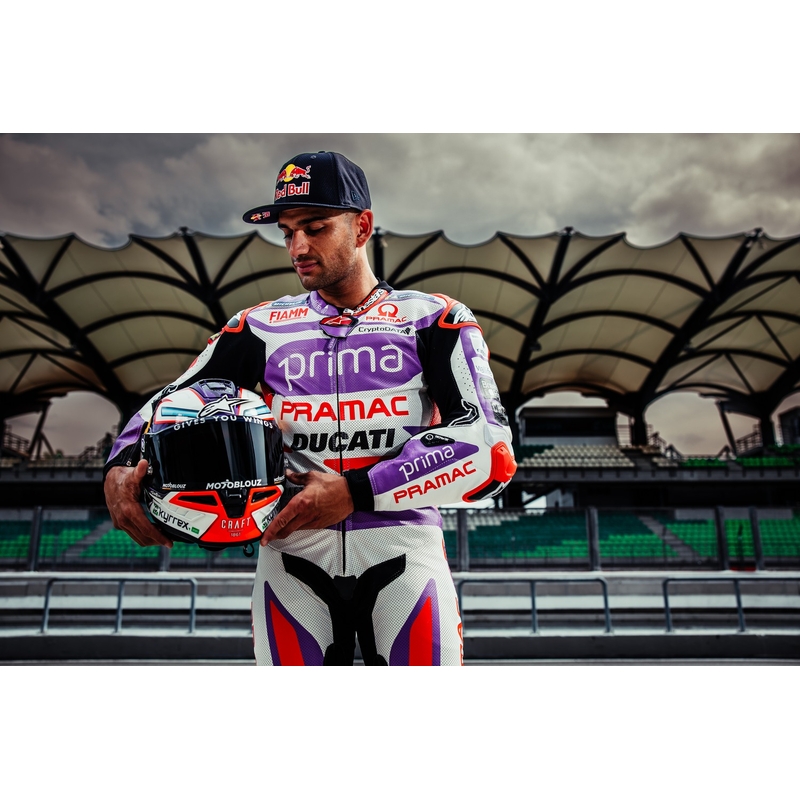 "Alpinestars Supertech R-10 Team" anglies fluo raudonos-mėlynos-baltos spalvų matinis integralus motociklininko šalmas