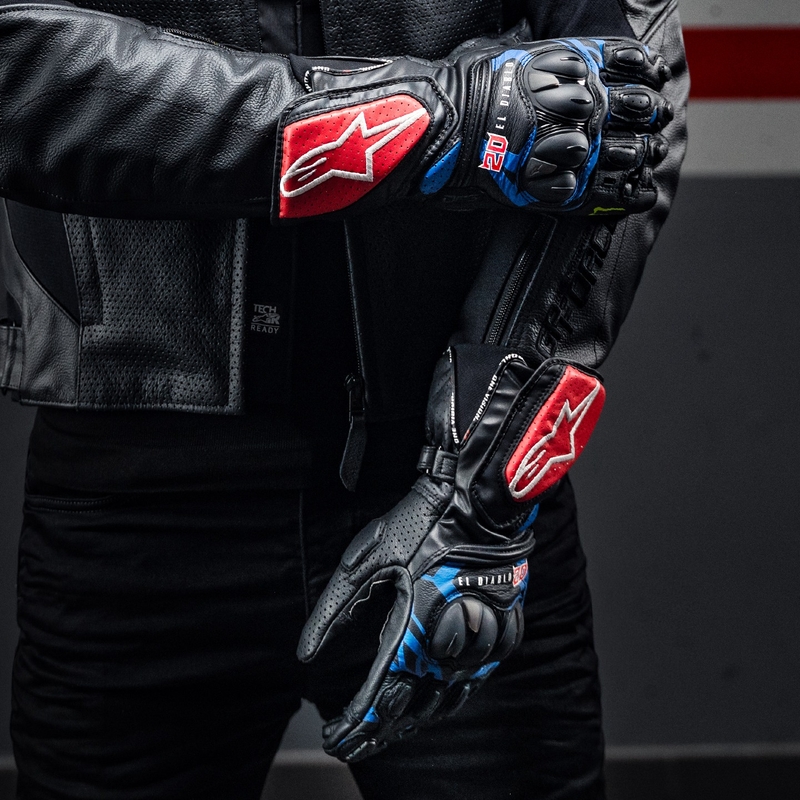 Alpinestars SP-8 3 Monster FQ20 Juodai raudonos-mėlynos-baltos motociklininko pirštinės