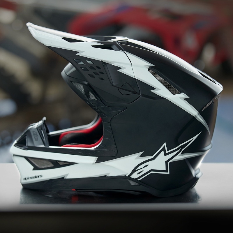 Alpinestars Supertech S-M10 Ampress motokroso šalmas matinės juodos ir baltos spalvos