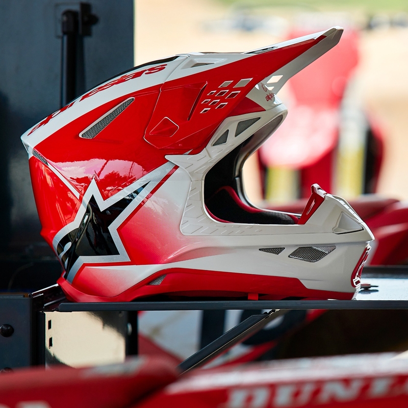 Alpinestars Supertech S-M10 Unite motokroso šalmas raudonos ir baltos spalvos