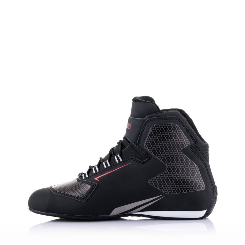 "Alpinestars Sektor" neperšlampami juodos, baltos ir pilkos spalvų motociklininko batai