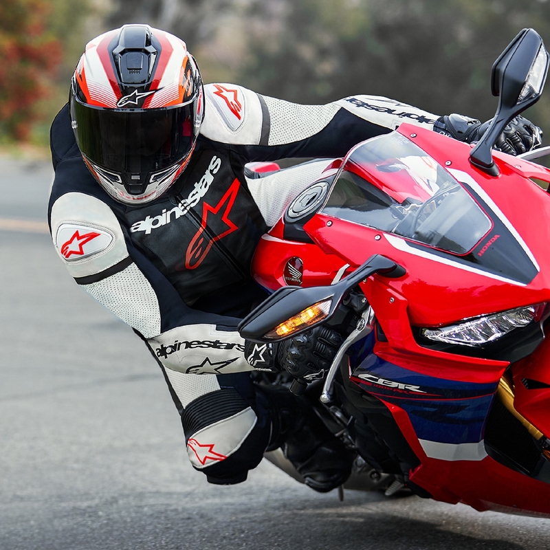 "Alpinestars GP Force Lurv fluo" raudonos-baltos-juodos spalvų vientisas odinis motociklininko kostiumas