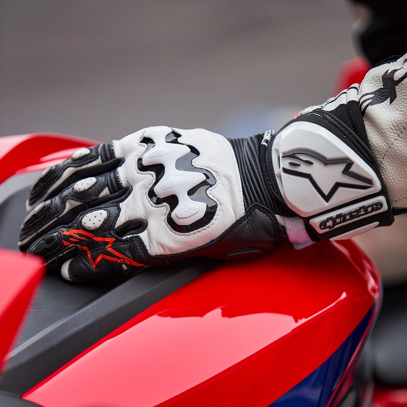 Alpinestars GP PRO R 4 motociklininko pirštinės juodai baltos