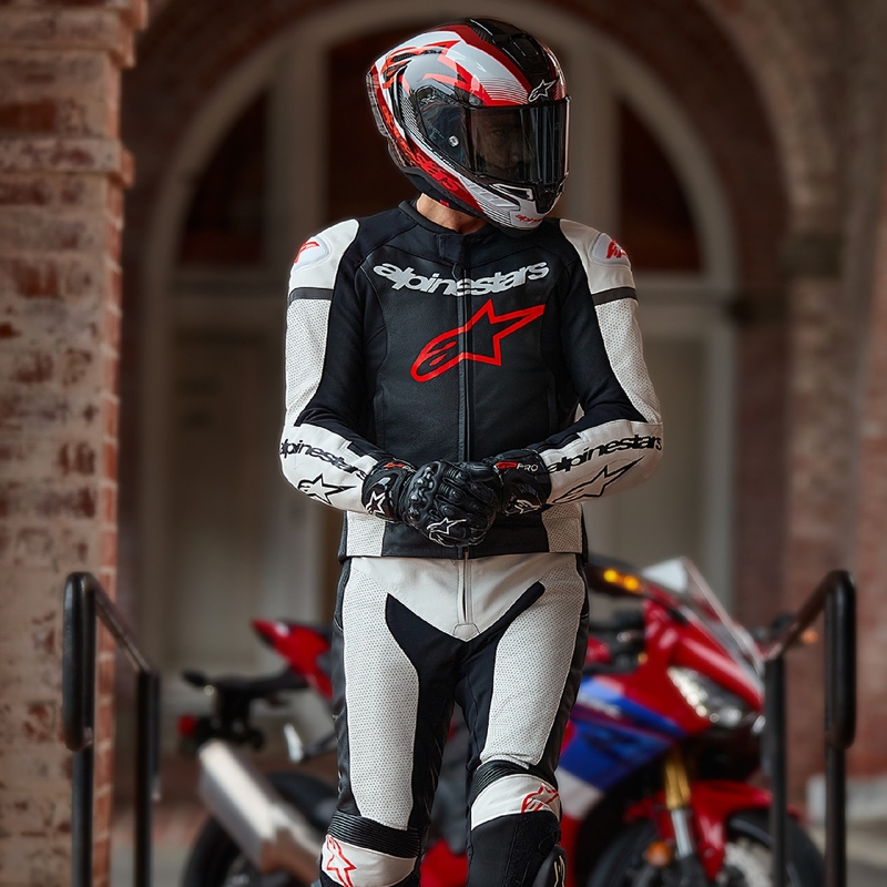 "Alpinestars GP Force Lurv" baltai-juodai-juodai-raudonas odinis dviejų dalių kombinezonas