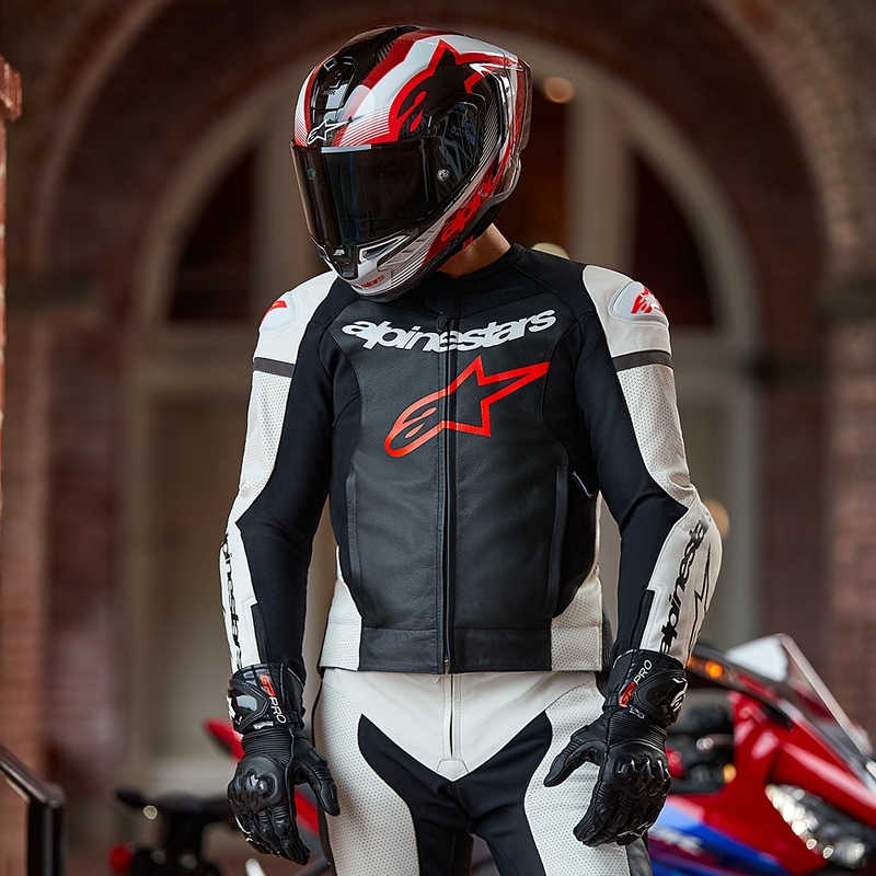 "Alpinestars GP Force Lurv" baltai-juodai-juodai-raudonas odinis dviejų dalių kombinezonas