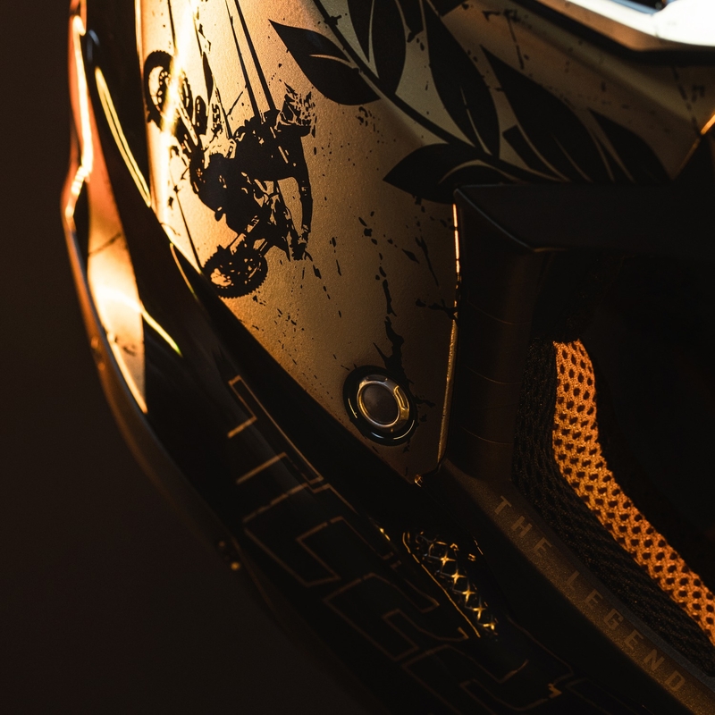 Motokroso šalmas Airoh Aviator 3.0 "TC 222 THE LEGEND" juodai auksinis