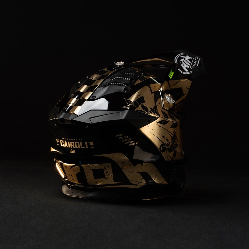 Motokroso šalmas Airoh Aviator 3.0 "TC 222 THE LEGEND" juodai auksinis