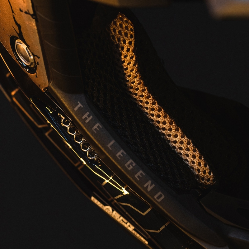 Motokroso šalmas Airoh Aviator 3.0 "TC 222 THE LEGEND" juodai auksinis