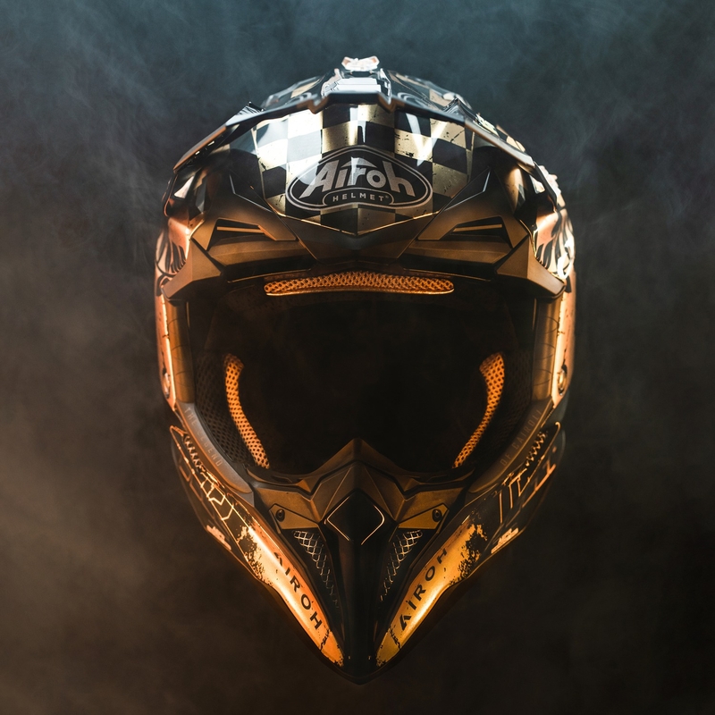 Motokroso šalmas Airoh Aviator 3.0 "TC 222 THE LEGEND" juodai auksinis