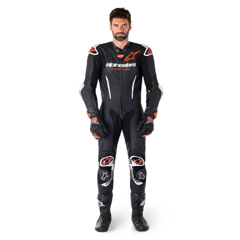 "Alpinestars GP-R7 Tech-Air" paruoštas / suderinamas juodai-baltai-fluo raudonas vientisas odinis motociklininko kostiumas