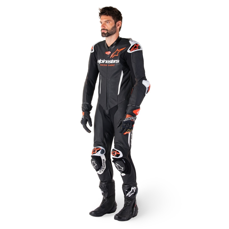 "Alpinestars GP-R7 Tech-Air" paruoštas / suderinamas juodai-baltai-fluo raudonas vientisas odinis motociklininko kostiumas