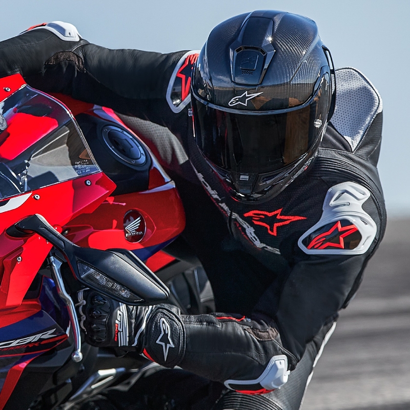 "Alpinestars GP-R7 Tech-Air" paruoštas / suderinamas juodai-baltai-fluo raudonas vientisas odinis motociklininko kostiumas