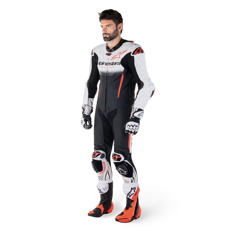 "Alpinestars GP-R7 Tech-Air" paruoštas/kombinuojamas baltai-juodai-fluo raudonas vientisas odinis kostiumas