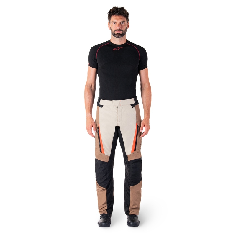 Alpinestars ST-1 Vandeniui atsparios chaki, smėlio, juodos ir fluoro raudonos spalvos motociklininko kelnės