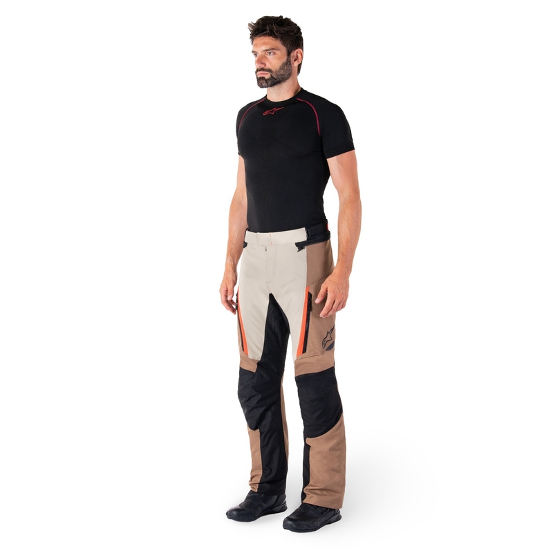 Alpinestars ST-1 Vandeniui atsparios chaki, smėlio, juodos ir fluoro raudonos spalvos motociklininko kelnės