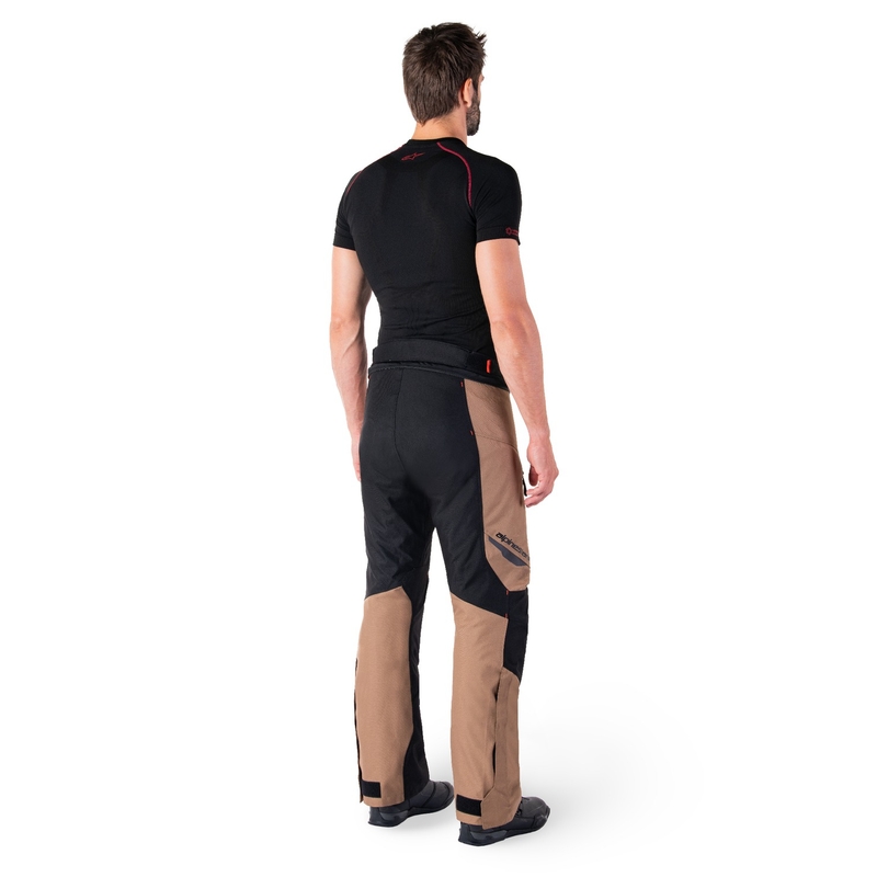Alpinestars ST-1 Vandeniui atsparios chaki, smėlio, juodos ir fluoro raudonos spalvos motociklininko kelnės