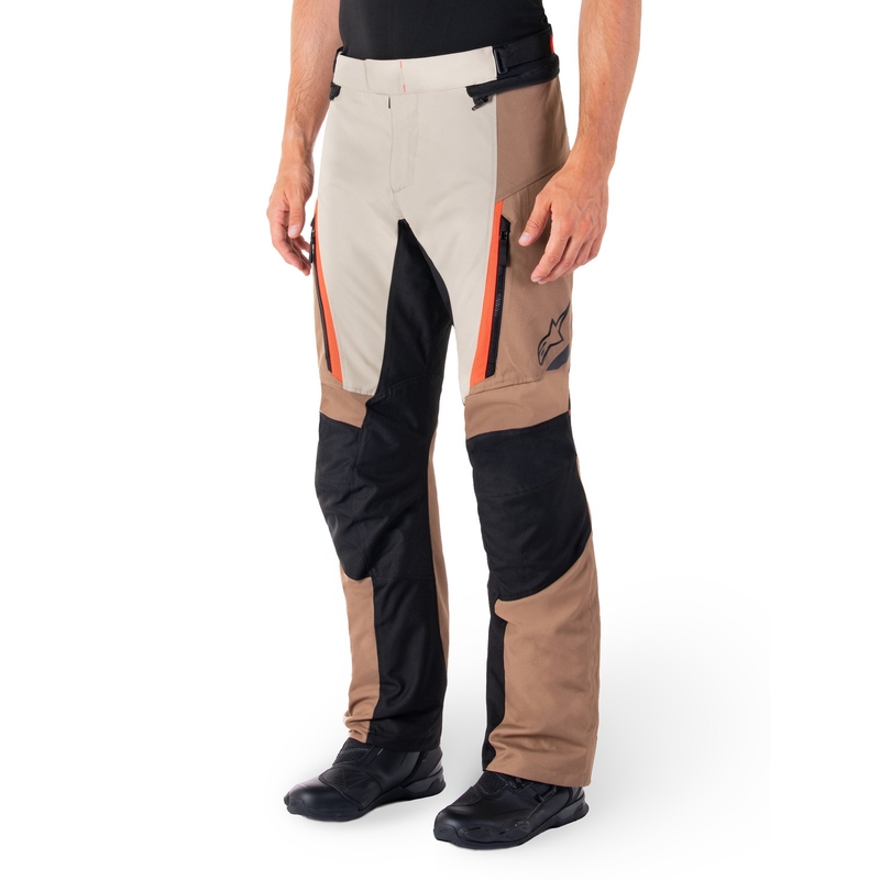 Alpinestars ST-1 Vandeniui atsparios chaki, smėlio, juodos ir fluoro raudonos spalvos motociklininko kelnės