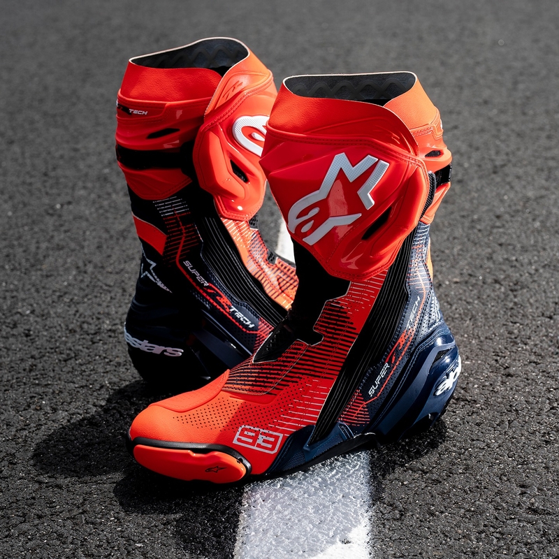 Alpinestars Supertech R Vented riboto leidimo MM93 Marc Marquez fluo raudonos-mėlynos-juodos spalvos motociklininko batai