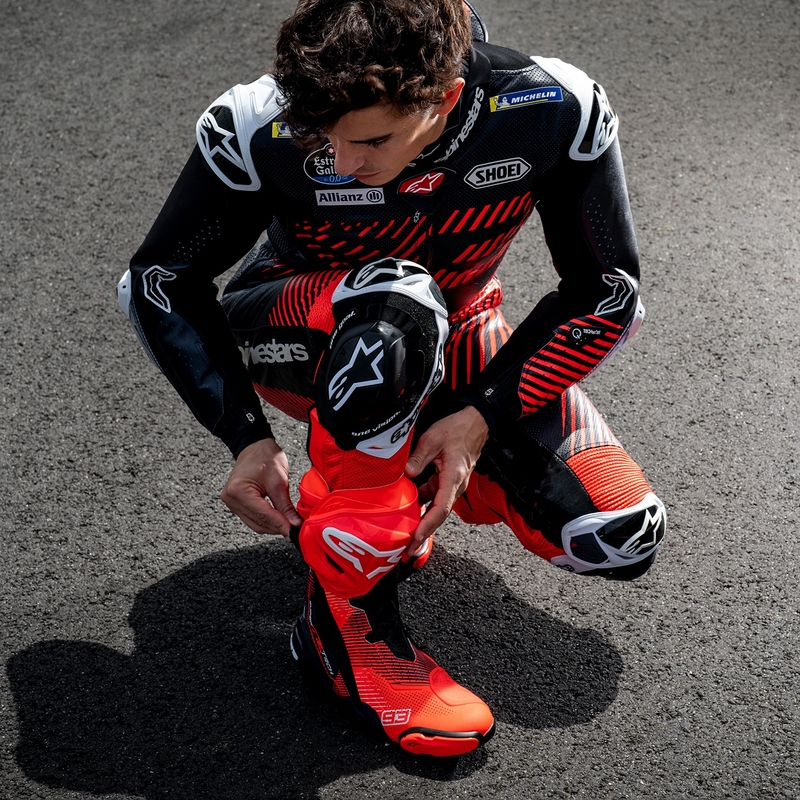 Alpinestars Supertech R Vented riboto leidimo MM93 Marc Marquez fluo raudonos-mėlynos-juodos spalvos motociklininko batai