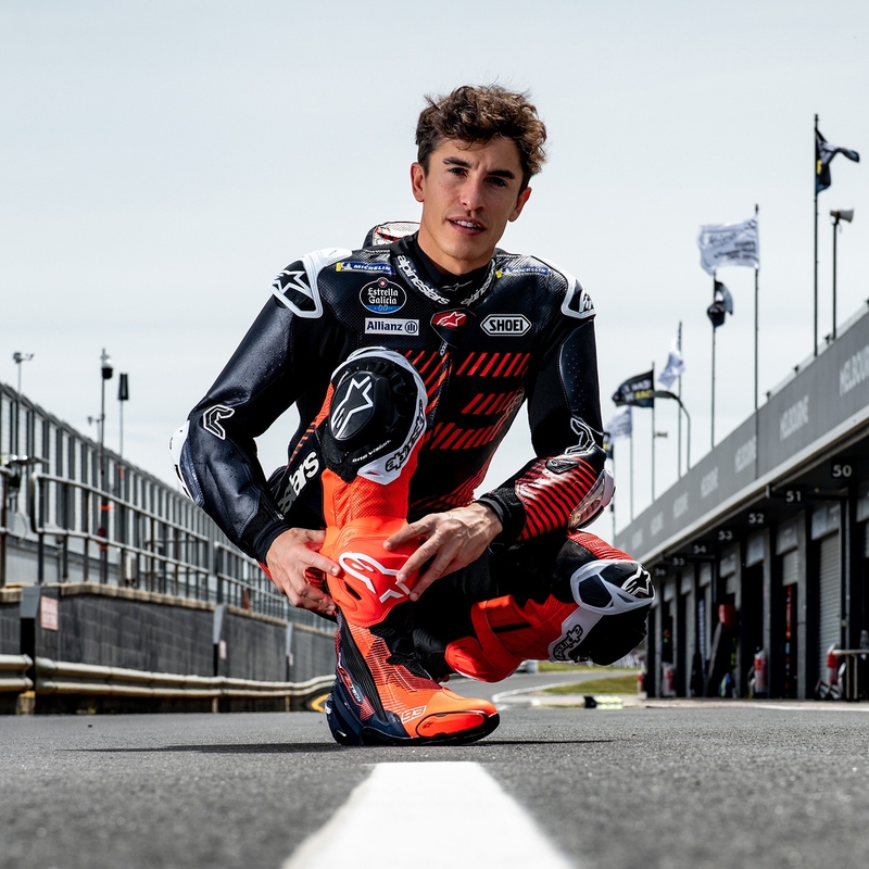 Alpinestars Supertech R Vented riboto leidimo MM93 Marc Marquez fluo raudonos-mėlynos-juodos spalvos motociklininko batai