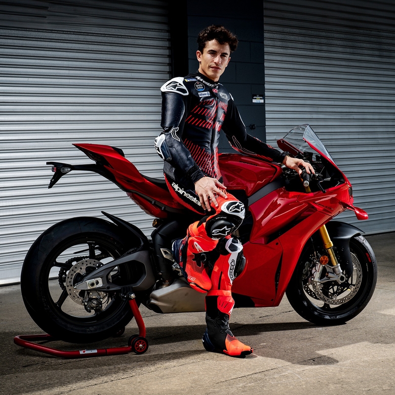 Alpinestars Supertech R Vented riboto leidimo MM93 Marc Marquez fluo raudonos-mėlynos-juodos spalvos motociklininko batai