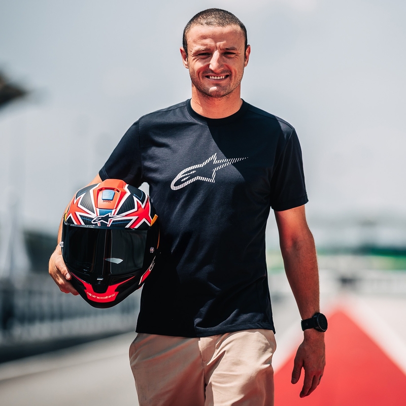 "Alpinestars Supertech R10" riboto leidimo "Jack Miller" matinio anglies raudonos-mėlynos-geltonos-baltos spalvos integralus motociklininko šalmas