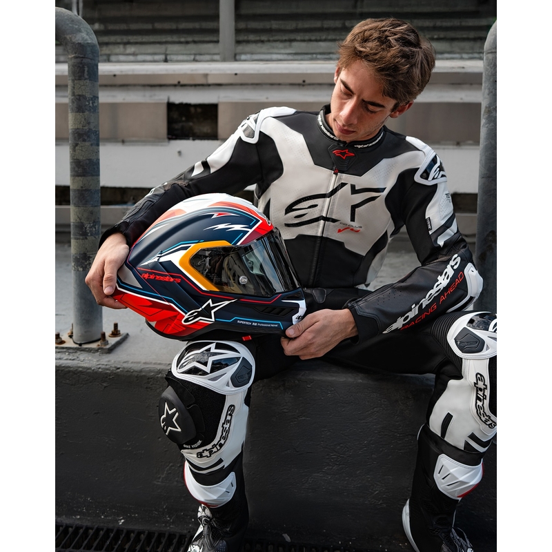 "Alpinestars Supertech R-10" riboto leidimo Pedro Acosta matinės mėlynos-raudonos-baltos spalvos integralus motociklininko šalmas