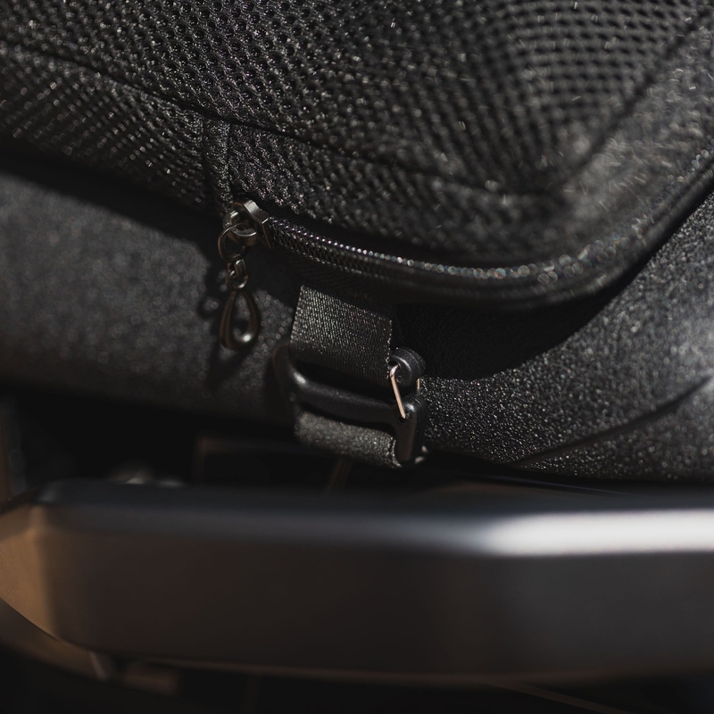 "Oxford Air Seat Pillion" ir "Enduro" pripučiama sėdynės pagalvėlė juoda