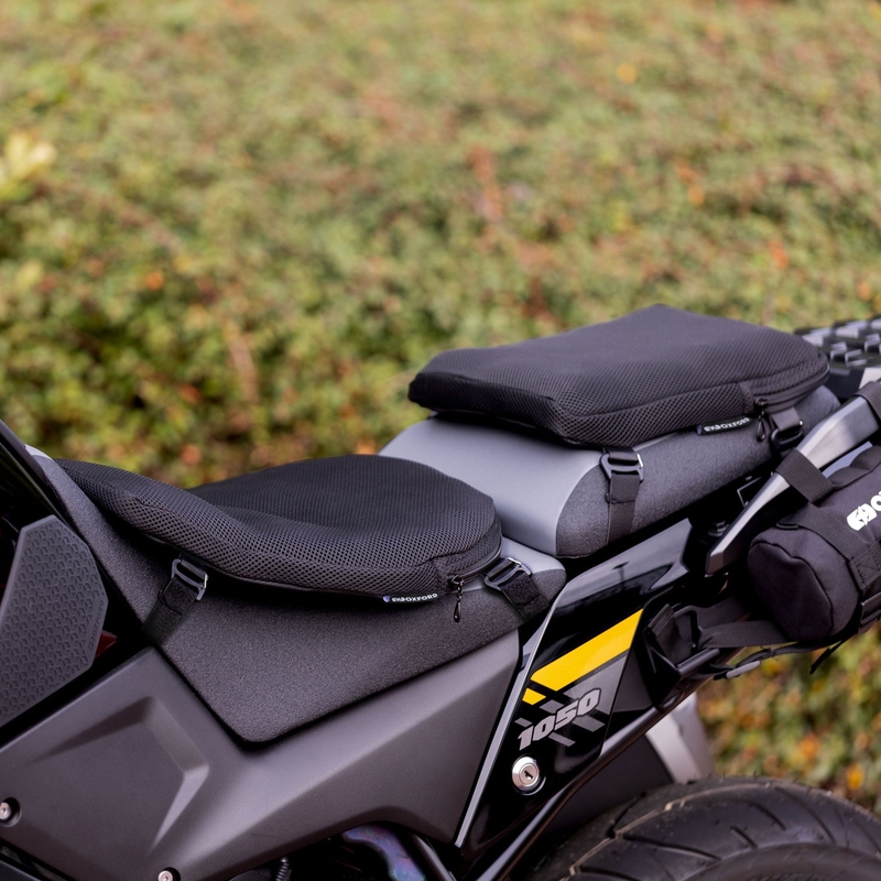 "Oxford Air Seat Pillion" ir "Enduro" pripučiama sėdynės pagalvėlė juoda