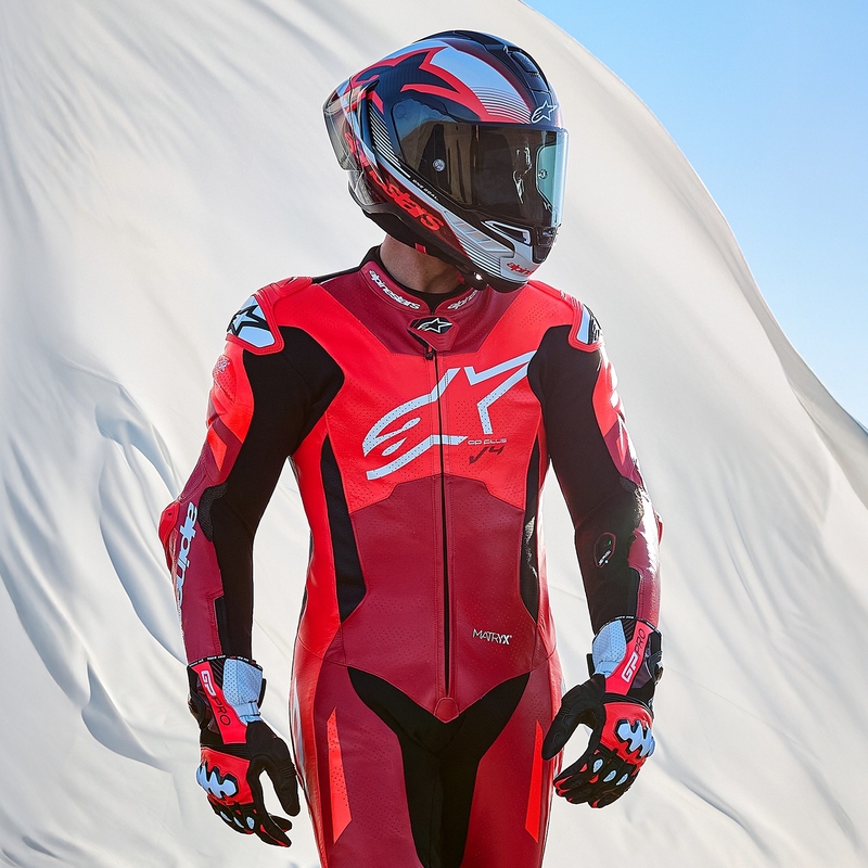 "Alpinestars GP Plus V4 Sprint", "Tech-air" suderinamas fluoro raudonos, raudonos, baltos ir juodos spalvų vientisas odinis motociklininko kostiumas