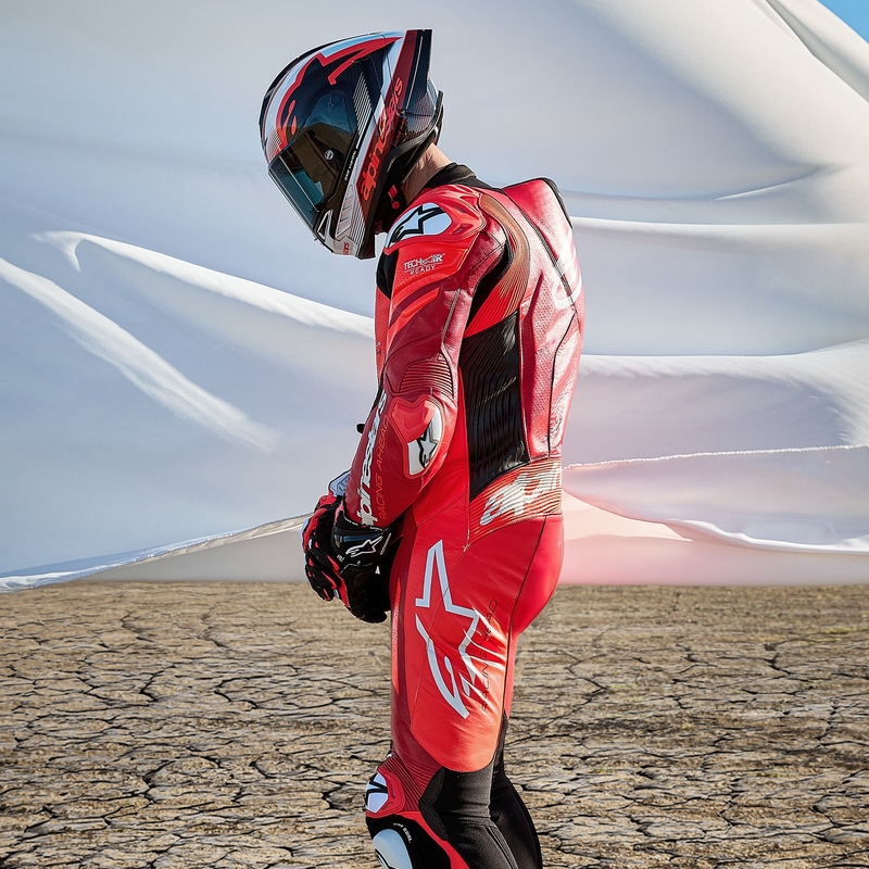 "Alpinestars GP Plus V4 Sprint", "Tech-air" suderinamas fluoro raudonos, raudonos, baltos ir juodos spalvų vientisas odinis motociklininko kostiumas