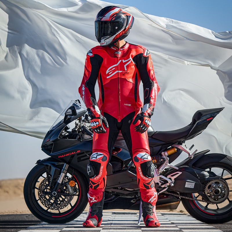"Alpinestars GP Plus V4 Sprint", "Tech-air" suderinamas fluoro raudonos, raudonos, baltos ir juodos spalvų vientisas odinis motociklininko kostiumas