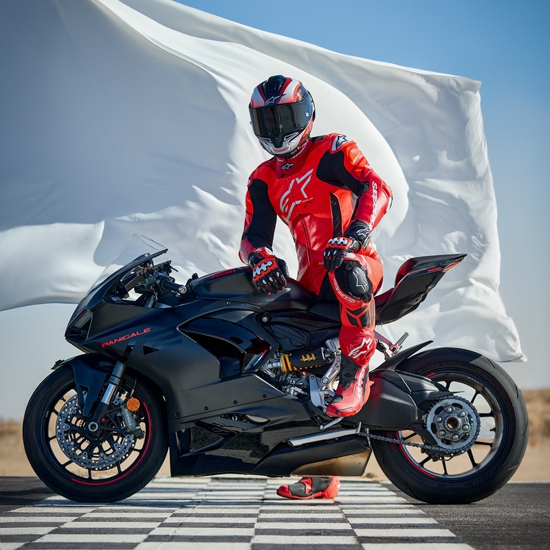 "Alpinestars GP Plus V4 Sprint", "Tech-air" suderinamas fluoro raudonos, raudonos, baltos ir juodos spalvų vientisas odinis motociklininko kostiumas