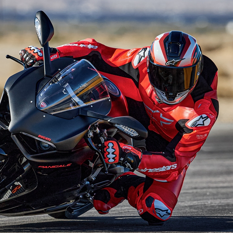 "Alpinestars GP Plus V4 Sprint", "Tech-air" suderinamas fluoro raudonos, raudonos, baltos ir juodos spalvų vientisas odinis motociklininko kostiumas