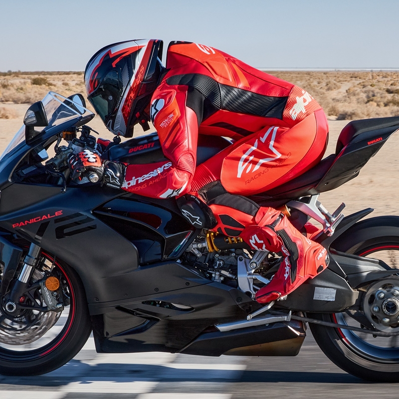 "Alpinestars GP Plus V4 Sprint", "Tech-air" suderinamas fluoro raudonos, raudonos, baltos ir juodos spalvų vientisas odinis motociklininko kostiumas