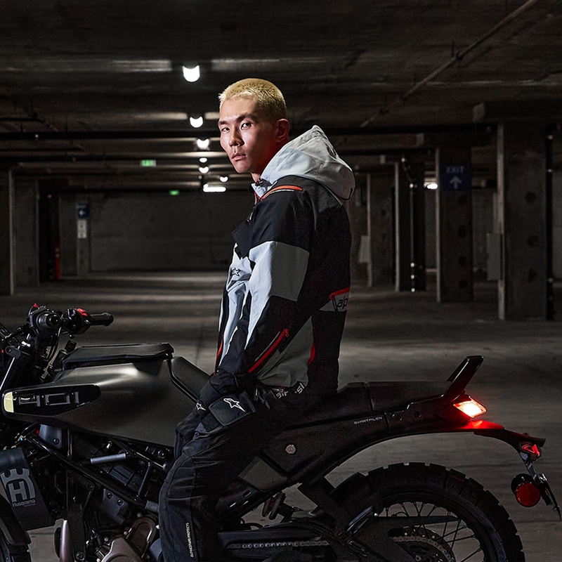 Alpinestars MOGRESS AIR juoda-mėlynai oranžinė motociklininko striukė