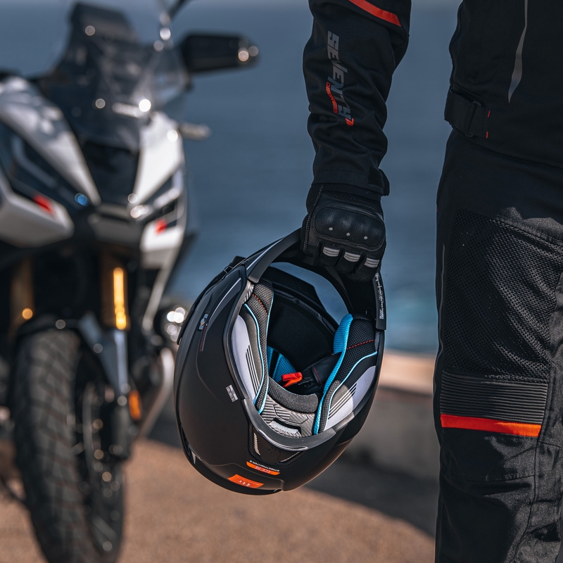 MT Streetfighter SV S Solid A1 atviro veido šalmas su kauke juodas matinis