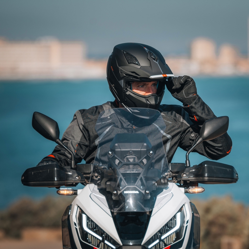 MT Streetfighter SV S Solid A1 atviro veido šalmas su kauke juodas matinis