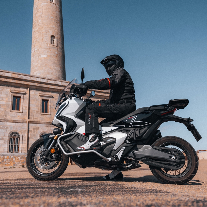 MT Streetfighter SV S Solid A1 atviro veido šalmas su kauke juodas matinis