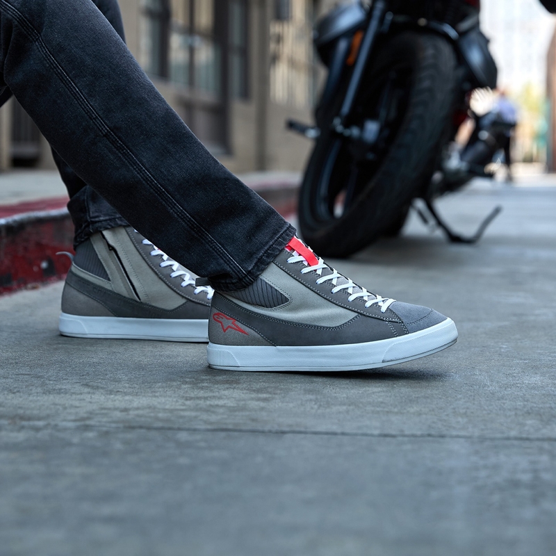 Alpinestars Stated šviesiai pilki-fluo raudoni-balti motociklininko batai